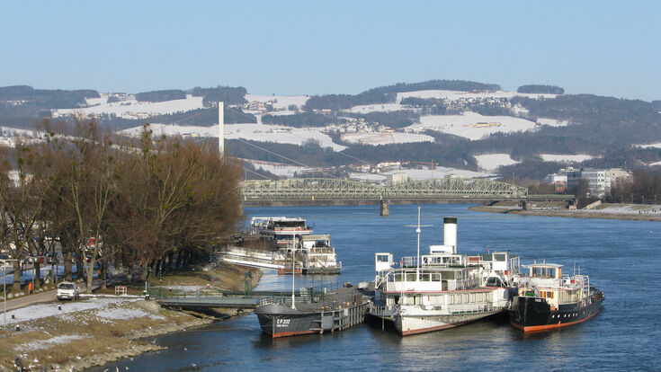 © Ralph - stock.adobe.com boat sea ship boats harbour austria österreich eu europe europa been around canon austrian autriche european union travel upper austria oö oberösterreich haute autriche linz winter snow schnee linz an der donau danube duna donau linz at the danube linz urfahr bridge brücke schiff donauschifffahrt