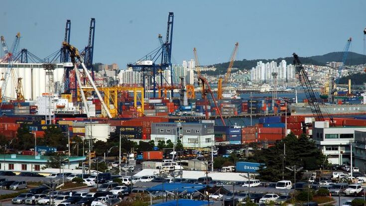 © Jpatokal, CC BY-SA 3.0, https://commons.wikimedia.org/wiki/File:Busan_Port.JPG Port of Busan