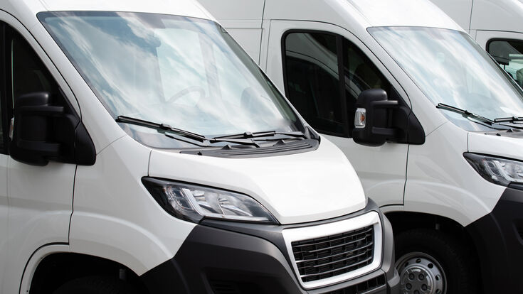 © Wellnhofer Designs - stock.adobe.com nutzfahrzeuge transporter logistik spedition transportieren kleintransporter weiß personen güter leasing firma unternehmen fahrzeug nutzen zuladung last überladen fahrzeugklasse bus kleinbus kauf mieten mietfahrzeug umzug