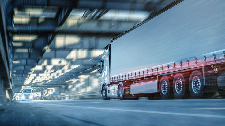 © photoschmidt - stock.adobe.com lkw lastwagen transport spedition industrie logistik verkehr tunnel straße fahrt güterverkehr cargo lieferung laster auslieferung lieferant straßenverkehr beförderung anhänger metall modern lastkraftwagen architektur geschwindigkeit bewegung weiß schnell fracht bewegungsunschärfe