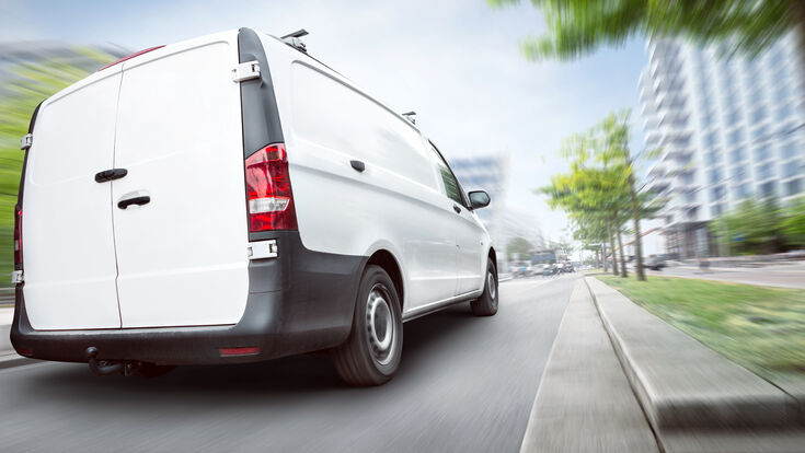 © photoschmidt - stock.adobe.com van transporter pickup delivery logistics city freight shipping transport transportation driving conveyance carrier moving car vehicle truck service commercial carriage white street daytime day rental cargo speed fast motion blur trees panorama buildings back view road transporter lieferwagen transport stadt kleintransporter logistik fahrend spedition tag lieferung auto fahrzeug van paketdienst lieferfahrzeug nutzfahrzeug fahrt rückseite beförderung umzug weiß straße vermietung bewegung geschwindigkeit schnell sommer bäume gebäude panorama