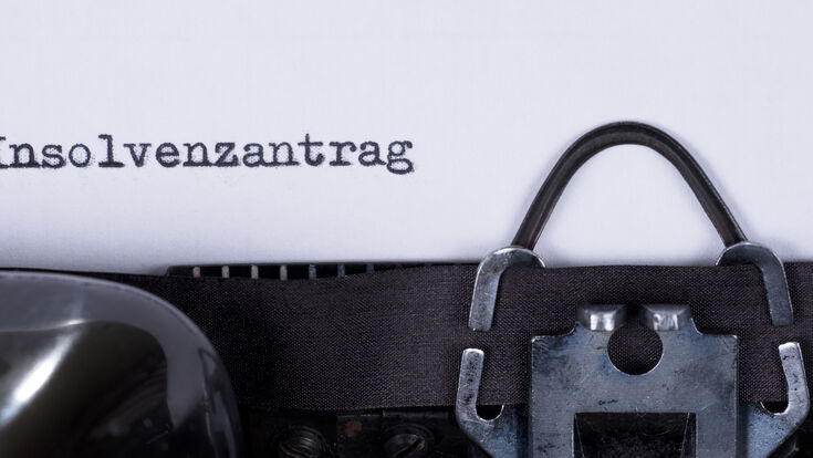 © kelifamily - stock.adobe.com insolvenzantrag insolvenz schreibmaschine retro text wort insolvenzverfahren finanzen bankrott geschäftsaufgabe firma betrieb konkurs insolvenzrecht insolvenzmasse privatinsolvenz schulden schuldenberg unternehmen schuldnerberatung zahlungsunfähig pleite schuldenfalle überschuldung schuldenkrise finanzkrise