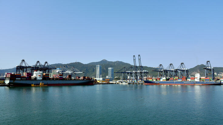 © Mariusz - stock.adobe.com container terminal yantian travel china port shenzhen china panoramic view international container shipping china asia background blue boat business cargo cargo ship commerce containers crane delivery destination dock export freight goods harbor harbour hub import industrial industry landscape logistics maritime nautical ocean sea ship shipment shipping sky stack terminal trade transport transportation travel vessel water