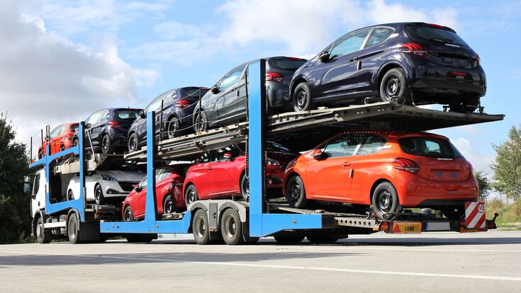 © Björn Wylezich - stock.adobe.com autotransporter neuwagen transport überführung überführen transportieren export exportieren auto autos kfz kraftfahrzeug kraftfahrzeuge beladen autotransport autobrachne automobil automobilindustrie industrieproduktion produktion autoproduktion reimport import importieren logistik automobillogistik bip bruttoinlandsprodukt konjunktur konjunkturaufschwung nachfrage exportmotor überführungskosten aussenhandel außenhandel exportüberschuss exportüberschuß wirtschaftsaufschwung lkw lastwagen parkplatz rastplatz ruhezeit ruhezeiten lenkzeit lenkzeiten pause