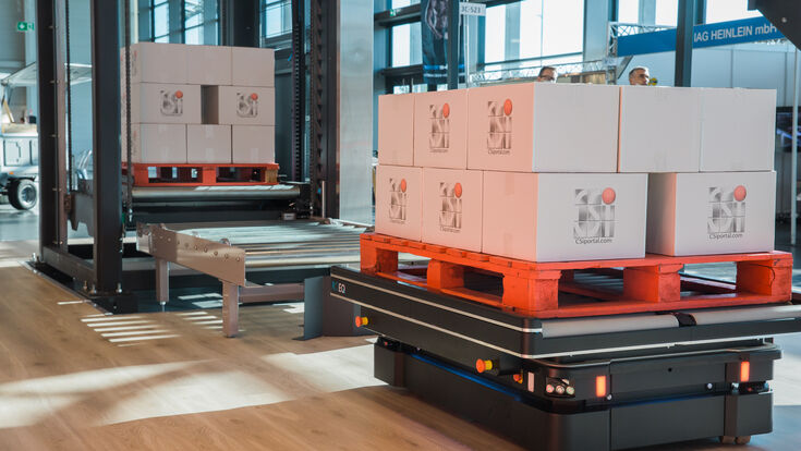 © MiR Ein Palettierer von CSi palletising mit Rollenförderer der mit einem autonomen mobilen Roboter von Mobile Industrial Robots integriert ist.