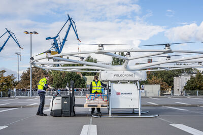 © DB Schenker/Volocopter DB Schenker beim Beladen der Frachtdrohne