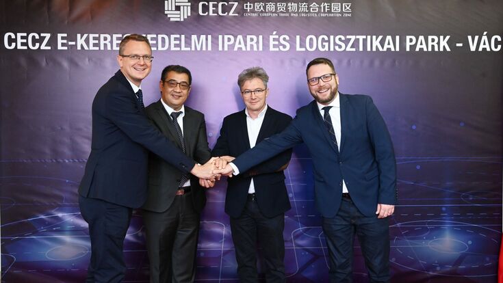 © CECZ Ungarische Minister und Vertreter der chinesischen CECZ reichen sich die Hände