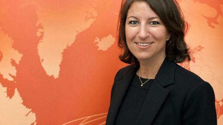 © Hapag Lloyd Donya-Florence Amer vor orangem Hintergrund