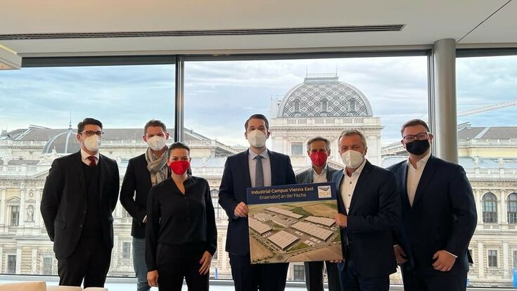 © DLH (v.l.n.r.) Paul Edlauer (DLH Real Estate Austria GmbH – Project Development Manager), Ayla Ilicali (Schönherr rechtsanwälte gmbh), Patrick Pfaff (Deka Immobilien Investment GmbH - Investment Manager An- und Verkauf Logistik), Stefan Artner (DORDA Rechtsanwälte GmbH - Partner), Christian Vogt (DLH Real Estate Austria GmbH - Geschäftsführer) und Markus Buchleitner (DORDA Rechtsanwälte GmbH – Associate) beim Closing.