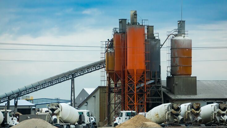 © Dreamstime.com Silos von Holcim in Griechenland