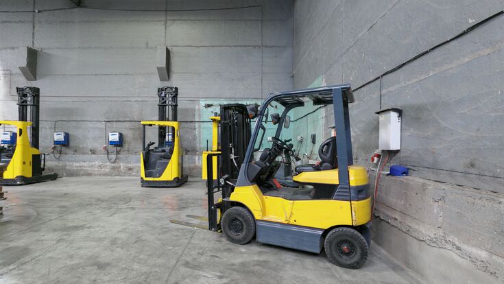© gluschenkoart - stock.adobe.com forklift charging in the warehouse