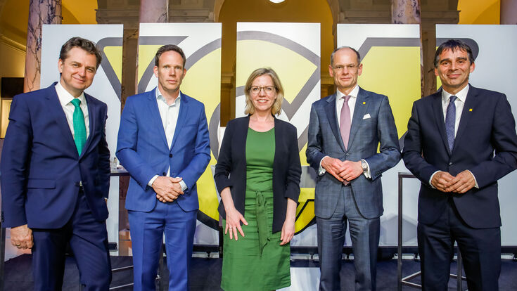 © Post AG Mag. Dr. Franz Prettenthaler, M. Litt, Leiter von LIFE – Institut für Klima, Energie und Gesellschaft der Joanneum Research Forschungsgesellschaft mbH, Dr. Jochen Gassner, Global Director Business Development bei South Pole, Klimaschutzministerin Leonore Gewessler, DI Walter Oblin, Generaldirektor-Stellvertreter, Vorstand für Brief & Finanzen und DI Peter Umundum, Vorstandsdirektor für Paket & Logistik, bei der Verleihung von CO2-Zertifikaten der Österreichischen Post im Weltmuseum am Wiener Heldenplatz.