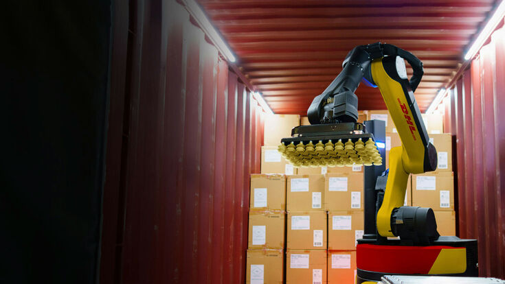 © DHL Strech-Roboter beim Entladen eines Containers